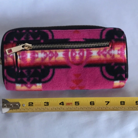Tribal print wallet with lots of space for storage - Picture 7 of 8